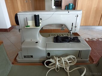 Kufříkový šicí stroj Lada - 2