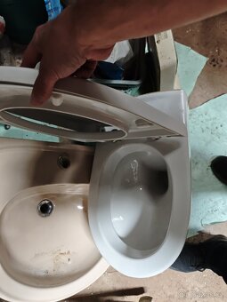 Závěsné WC s prkynkem - 2