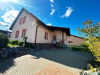 Prodej rodinného domu 252 m² s pozemkem 894 m² - 2