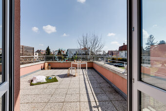 Stylový byt 2kk s velkou terasou a balkonem, parking, sklep, - 2