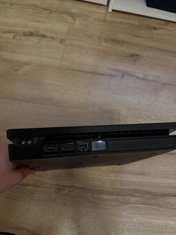 PlayStation 4 + ovladač - 2