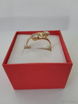 Zlatý dámský prsten se zirkony - 2