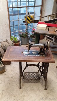 Starožitný šicí stroj - 2