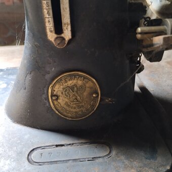 Starý šicí stroj - 2