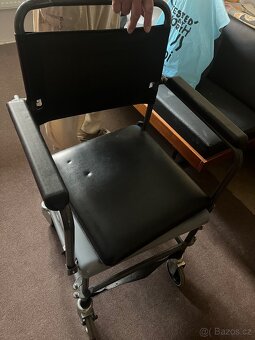 Toaleta, křeslo, gramofon - 2