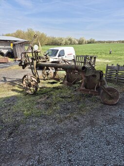 Potahový tříradličný pluh - 2