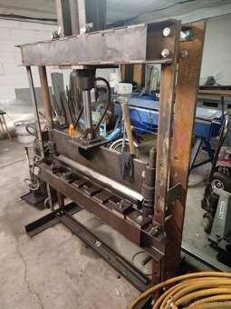Prodám Hydraulický lis,ohraňovák. - 2
