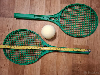 Raketa na líný tenis, hokejbalová hokejka, míče. - 2