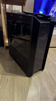 Asus ROG Strix Helios - 2