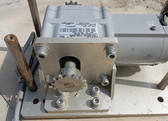Indukční motor NISSEI 25W s převodovkou 20:1 - 2