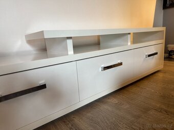 Prodám kvalitní robustní TV stolek – moderní design - 2