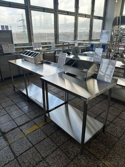 Nerezový stůl s policí - 2