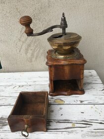 Starý dřevěný mlýnek na kafe - 2