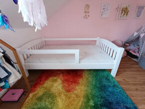 Dětská postel z masivu s odnímatelnými zábranami - 2