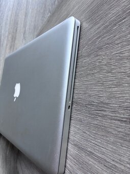 MacBook na díly Apple - 2