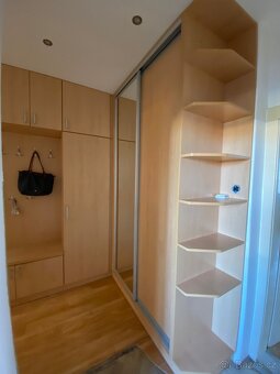 Rohová šatní skříň s posuvnými dveřmi - 2