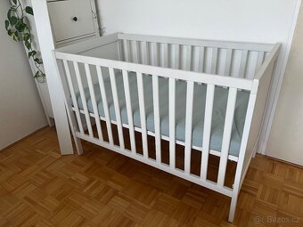 Prodám postýlku IKEA Sundvik s matrací IKEA Skönast - 2