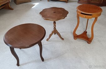 Stolky a stojany na květiny v rustikálním stylu. - 2