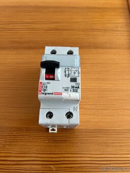 LEGRAND KOMBINOVANÝ PROUDOVÝ CHRÁNIČ C10, 230V, 30mA - 2