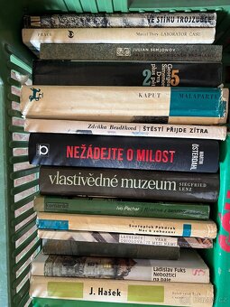 Detektivky, thrilery, valecne, politicke.. - 2