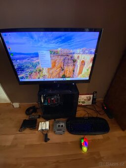 Stolní PC + 3D obrazovka - 2