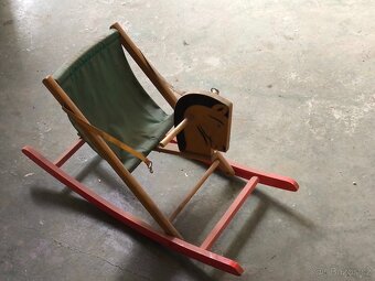 Houpaci konik, drevo - 2