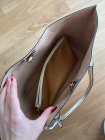 Zlatá kabelka značky H&M - 2