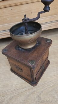 Starý velký mlýnek na  kávu - 2