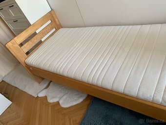 Kvalitní postel z masivu 200x90 s roštem a matrací - 2