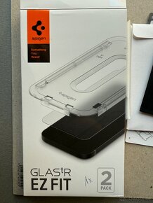 Ochranné sklo Spigen pro iPhone 14 Pro - 2