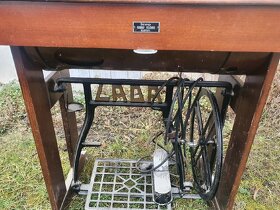 Historický šicí stroj zn. Lada - 2