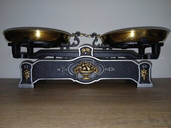 Staré váhy.Květiny. - 2