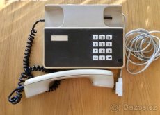 Funkční světlehnědý telefon - 2