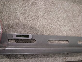 Nástěnný držák na televizi, integrovaná vodováha - 2