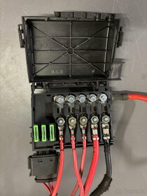 Octavia 1 1.8T nosič pojistek 1J0 937 550 AF - 2