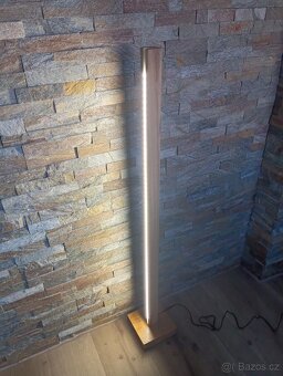 Moderní stojatá lampa z dubu - 2