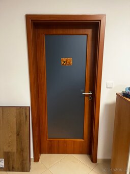 Dveře do bytu – 6 plných + 2 prosklené – vše s kováními - 2