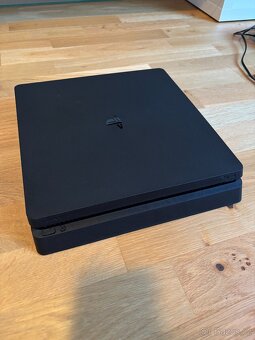 PS4 Slim +nabíjecí stojan - 2