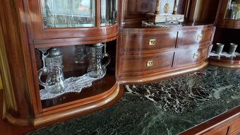 Starožitný leštěný příborník s intarzií a mramorovou deskou - 2