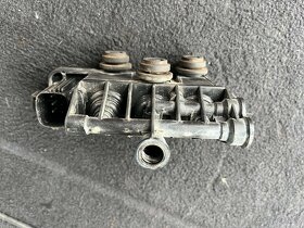 přední rozvaděč vzduchu Land Rover Discovery 3 - 2