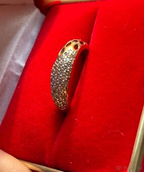 Krásný zlatý prsten osazený zirkony - 2