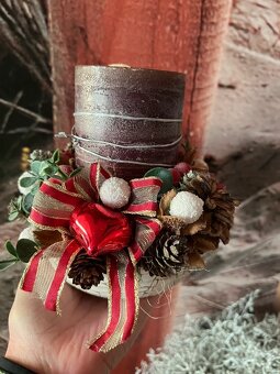 Veselý vánoční svícen s dřevěnou dekorací na prodej - 2