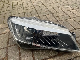 Skoda superb predni svetla - 2
