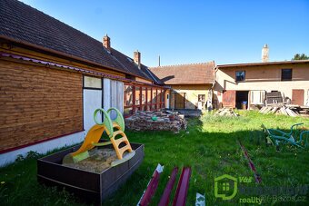 Prodej rodinného domu v rekonstrukci, 560 m2, CP 993 m2 - Ro - 2