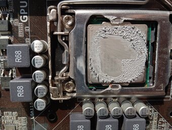 STARŠÍ PC DESKA S PROCESOREM, RAMKOU A CHLADIČEM - 2