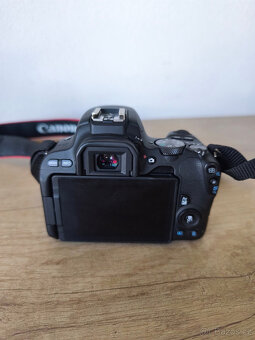 Zrcadlovka Canon 200D - 2