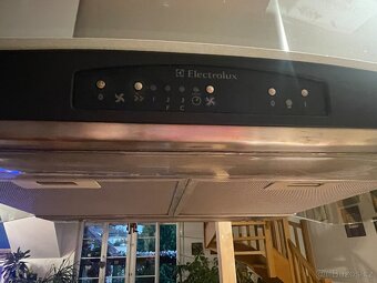 Ostrůvková/stropní digestoř Electrolux - 2