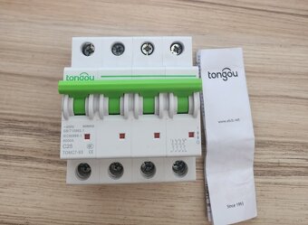 🔌 Čtyřpólový jistič Tongou TOMC7-63 C25 - 2