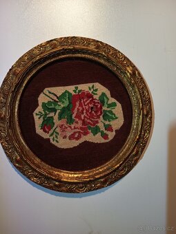 Ozdobný talíř s vyšívaným motivem květin - 2