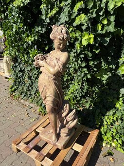 Socha Dívka s růžemi - 2